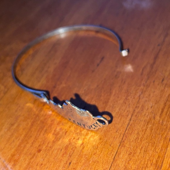 Elegant Silver Kentucky State Map Bracelet - A Touch of Home - Picture 5 of 6